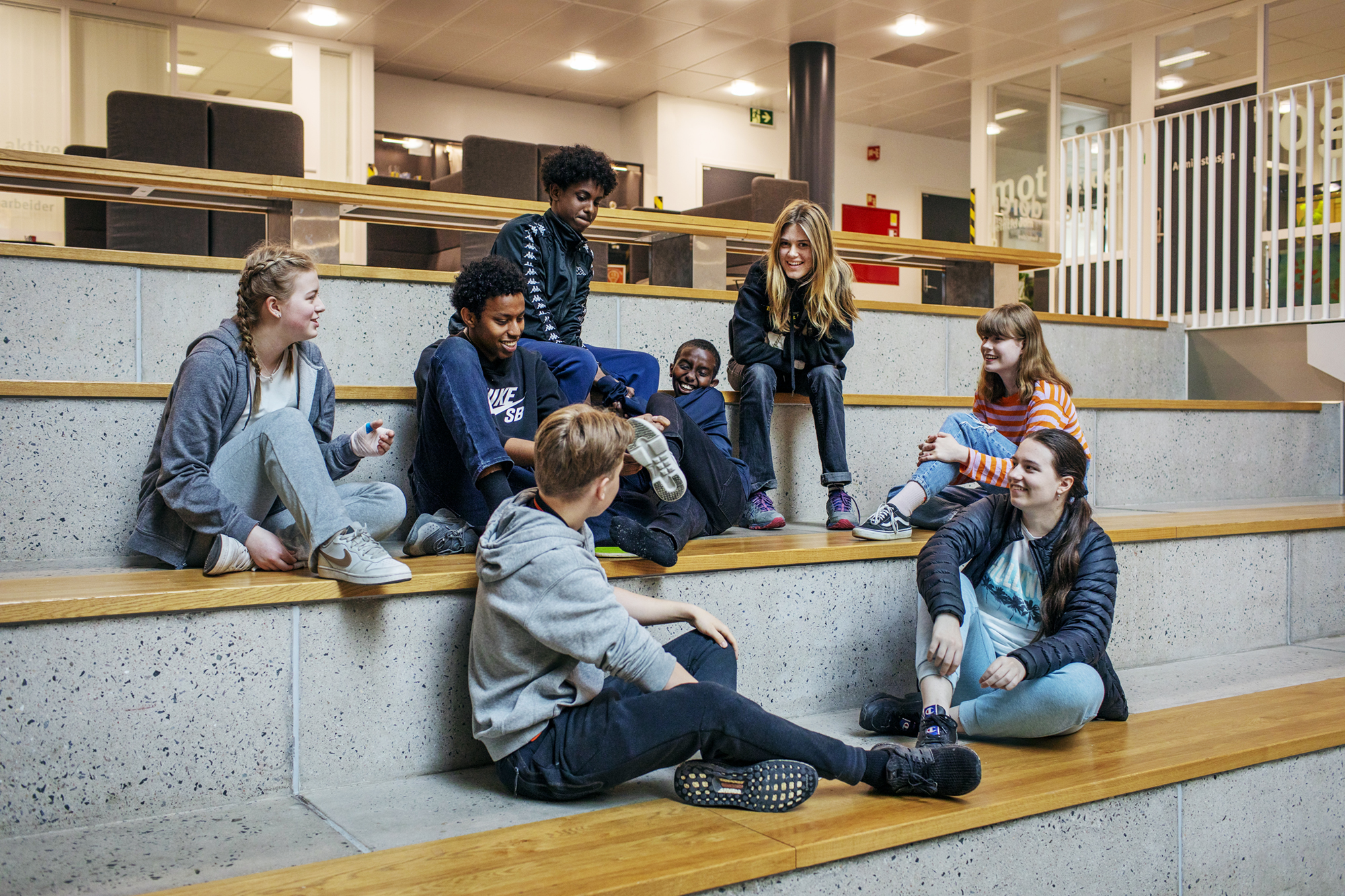 Elever sitter i en trapp